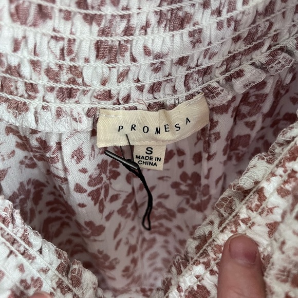 $68 Promesa Smocked Shoulder Top NWOT Small - Picture 2 of 3